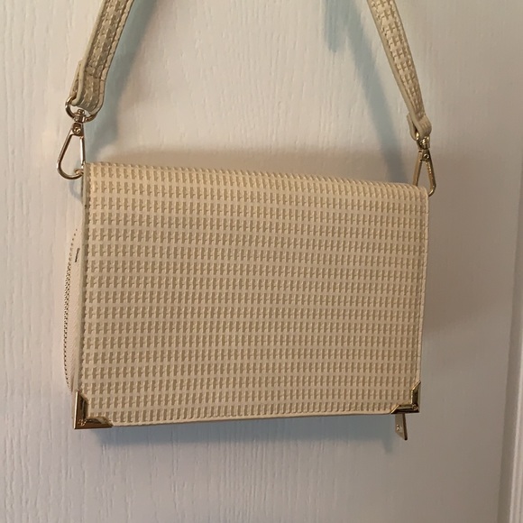 Vegan Cream Crossbody - Picture 4 of 5